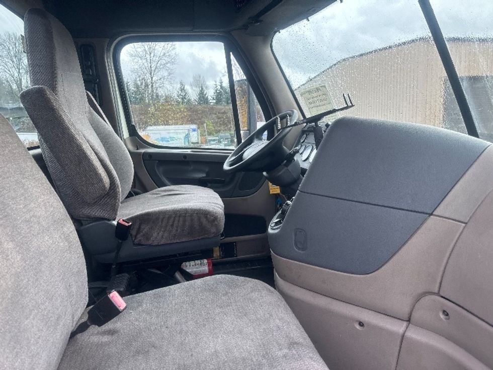 Day Cab Tractor-Heavy Duty Tractors-Freightliner-2013-Cascadia 12564ST-Tukwila-WA-326,677\n\t\tmiles-$ 13,000 - Image 14