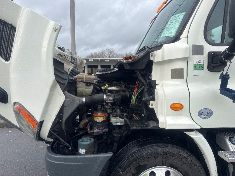 Day Cab Tractor-Heavy Duty Tractors-Freightliner-2013-Cascadia 12564ST-Tukwila-WA-326,677\n\t\tmiles-$ 13,000 - Image 16