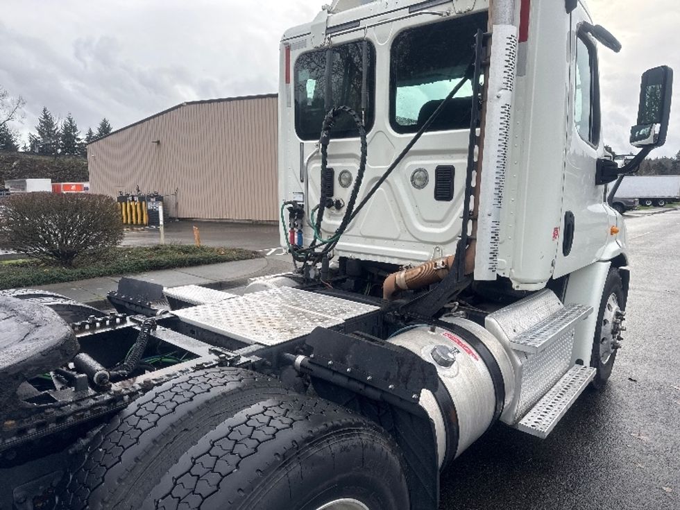 Day Cab Tractor-Heavy Duty Tractors-Freightliner-2013-Cascadia 12564ST-Tukwila-WA-326,677\n\t\tmiles-$ 13,000 - Image 17