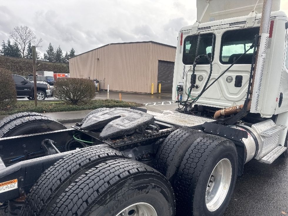 Day Cab Tractor-Heavy Duty Tractors-Freightliner-2013-Cascadia 12564ST-Tukwila-WA-326,677\n\t\tmiles-$ 13,000 - Image 18