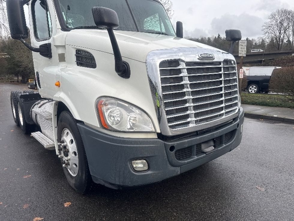 Day Cab Tractor-Heavy Duty Tractors-Freightliner-2013-Cascadia 12564ST-Tukwila-WA-326,677\n\t\tmiles-$ 13,000 - Image 19