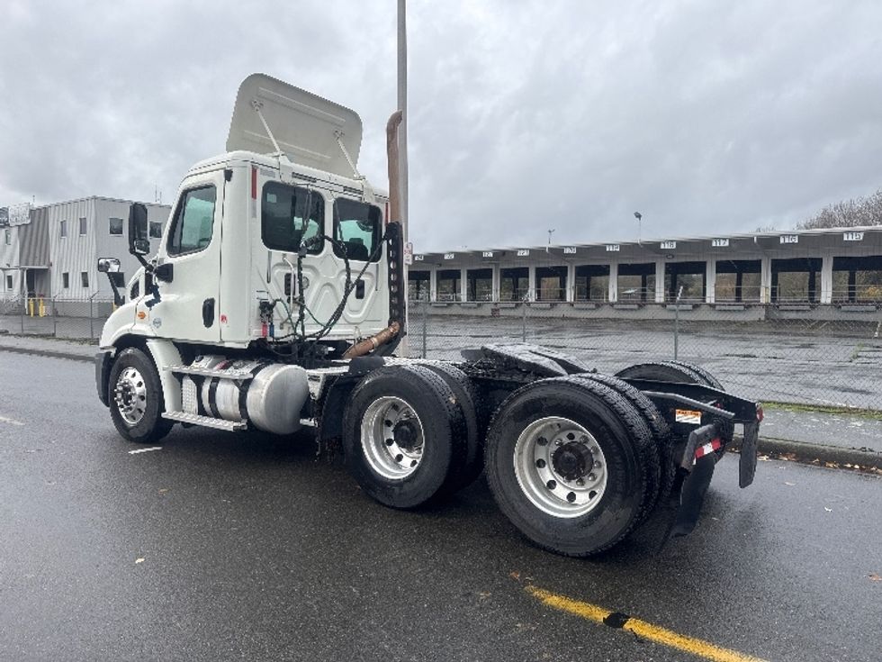 Day Cab Tractor-Heavy Duty Tractors-Freightliner-2013-Cascadia 12564ST-Tukwila-WA-326,677\n\t\tmiles-$ 13,000 - Image 5