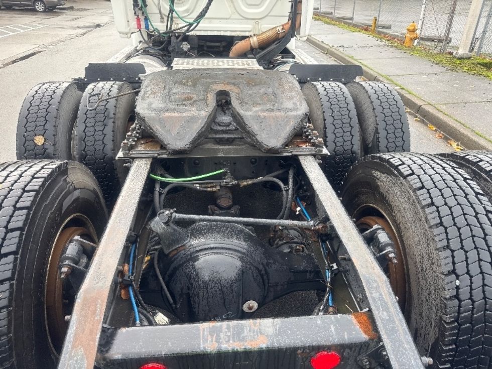 Day Cab Tractor-Heavy Duty Tractors-Freightliner-2013-Cascadia 12564ST-Tukwila-WA-326,677\n\t\tmiles-$ 13,000 - Image 6