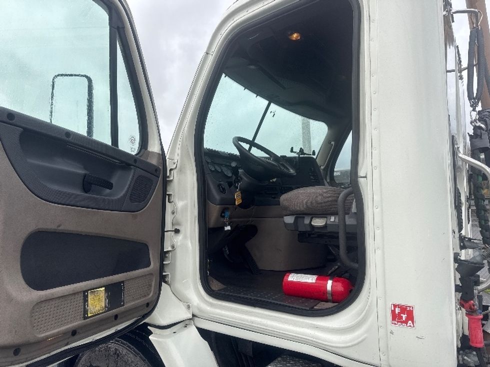 Day Cab Tractor-Heavy Duty Tractors-Freightliner-2013-Cascadia 12564ST-Tukwila-WA-326,677\n\t\tmiles-$ 13,000 - Image 9