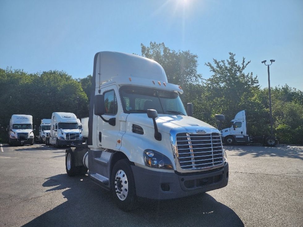 Day Cab Tractor-Heavy Duty Tractors-Freightliner-2014-Cascadia 11342ST-New Bedford-MA-576,693 miles-$ 37,000