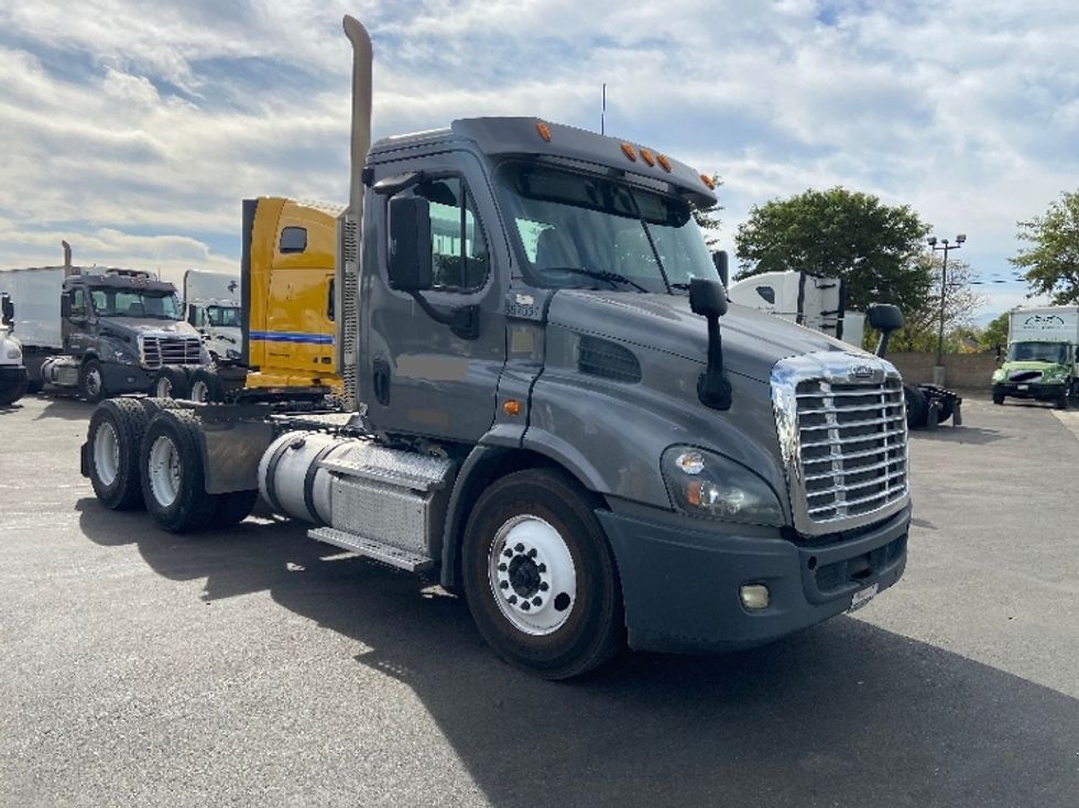 Day Cab Tractor-Heavy Duty Tractors-Freightliner-2014-Cascadia 11364ST-Los Angeles-CA-378,380 miles-$ 54,750