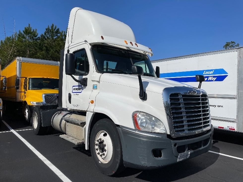 Day Cab Tractor-Heavy Duty Tractors-Freightliner-2014-Cascadia 12542ST-Charlotte-NC-582,991 miles-$ 28,750