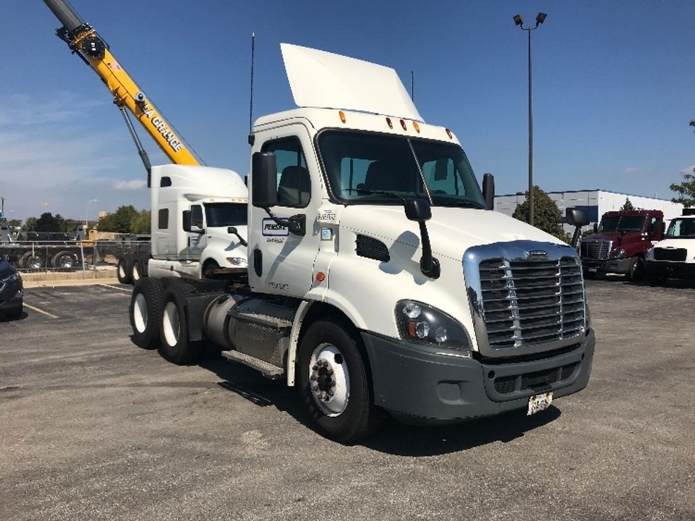 Day Cab Tractor-Heavy Duty Tractors-Freightliner-2015-Cascadia 11364ST-East Chicago-IN-497,277 miles-$ 47,000