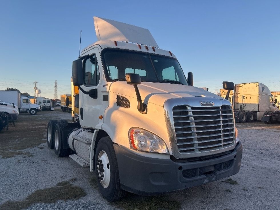 Day Cab Tractor-Heavy Duty Tractors-Freightliner-2015-Cascadia 11364ST-Garden City-GA-324,601\n\t\tmiles-$ 13,500 - Image 1