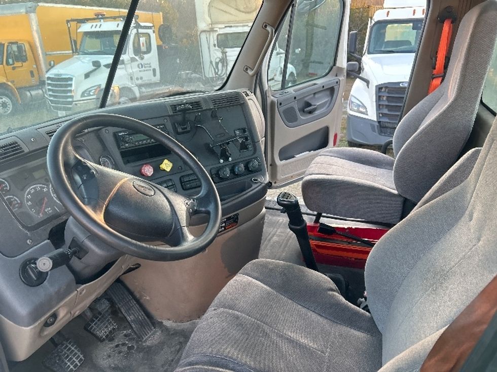 Day Cab Tractor-Heavy Duty Tractors-Freightliner-2015-Cascadia 11364ST-Garden City-GA-324,601\n\t\tmiles-$ 13,500 - Image 10