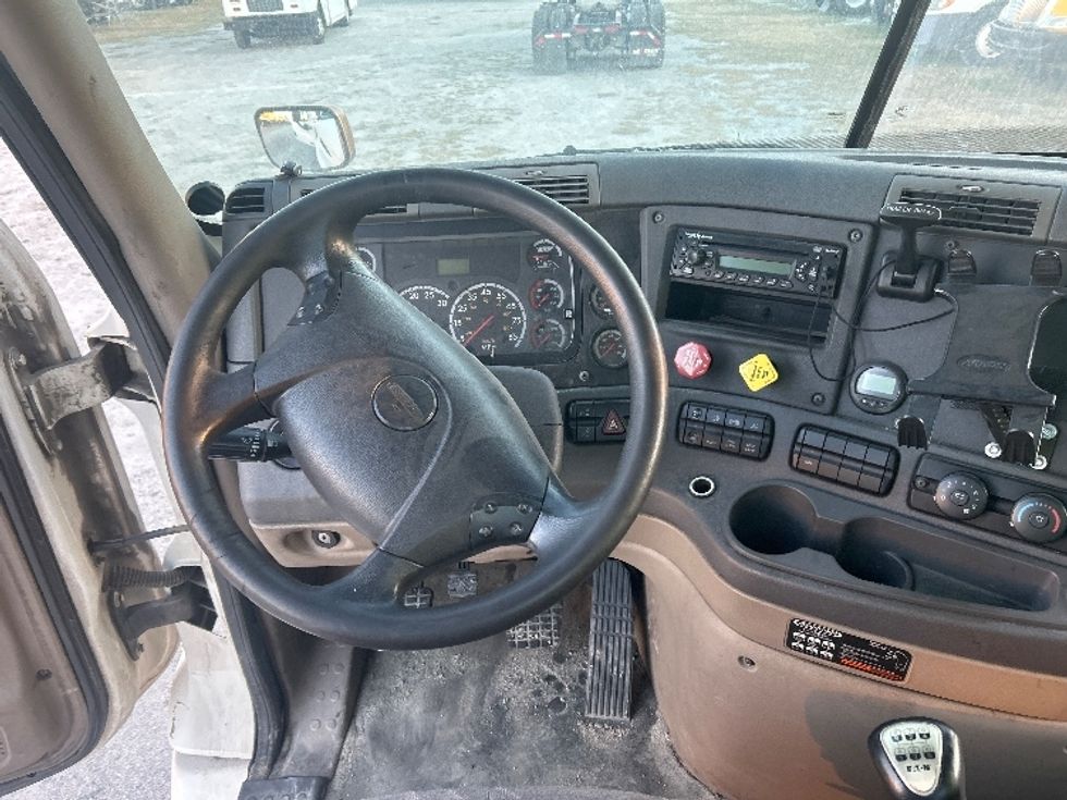 Day Cab Tractor-Heavy Duty Tractors-Freightliner-2015-Cascadia 11364ST-Garden City-GA-324,601\n\t\tmiles-$ 13,500 - Image 11