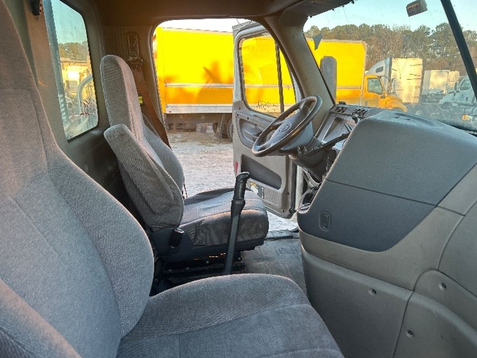 Day Cab Tractor-Heavy Duty Tractors-Freightliner-2015-Cascadia 11364ST-Garden City-GA-324,601\n\t\tmiles-$ 13,500 - Image 14