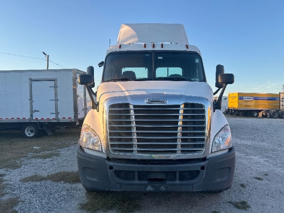 Day Cab Tractor-Heavy Duty Tractors-Freightliner-2015-Cascadia 11364ST-Garden City-GA-324,601\n\t\tmiles-$ 13,500 - Image 2