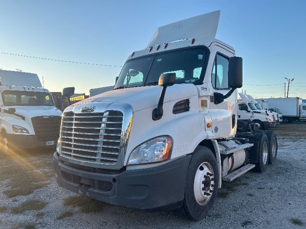 Day Cab Tractor-Heavy Duty Tractors-Freightliner-2015-Cascadia 11364ST-Garden City-GA-324,601\n\t\tmiles-$ 13,500 - Image 3