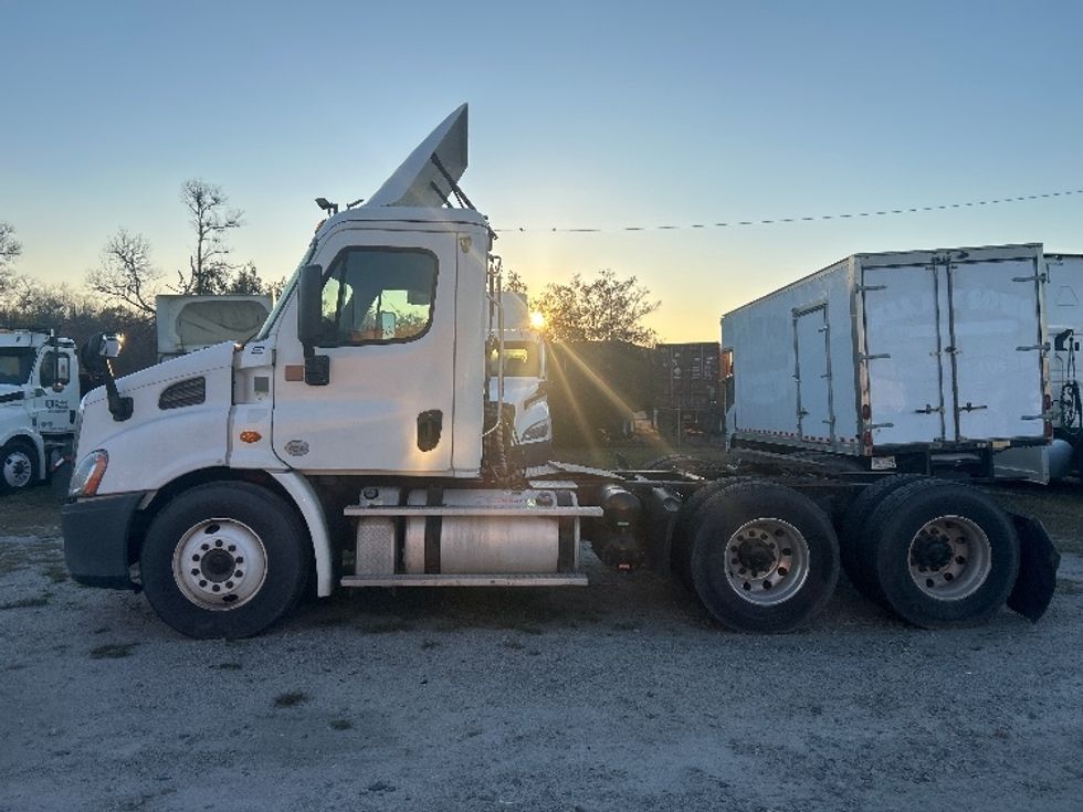 Day Cab Tractor-Heavy Duty Tractors-Freightliner-2015-Cascadia 11364ST-Garden City-GA-324,601\n\t\tmiles-$ 13,500 - Image 4