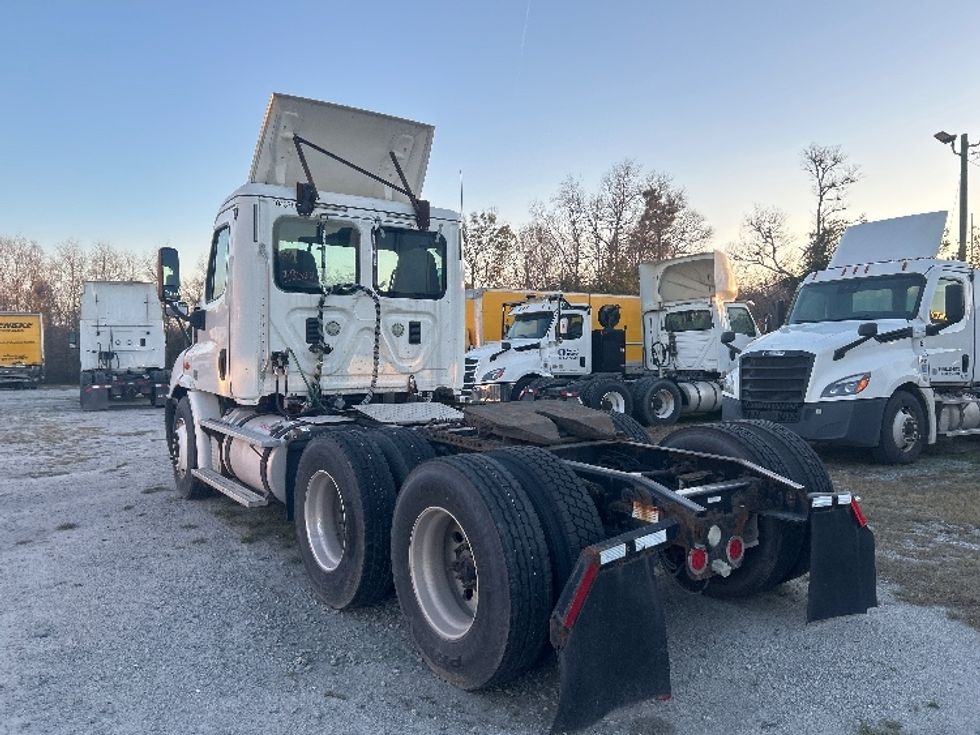 Day Cab Tractor-Heavy Duty Tractors-Freightliner-2015-Cascadia 11364ST-Garden City-GA-324,601\n\t\tmiles-$ 13,500 - Image 5