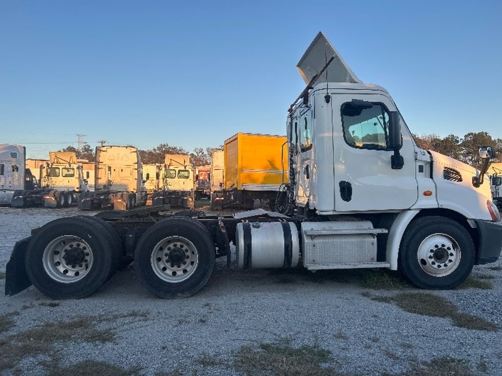 Day Cab Tractor-Heavy Duty Tractors-Freightliner-2015-Cascadia 11364ST-Garden City-GA-324,601\n\t\tmiles-$ 13,500 - Image 8
