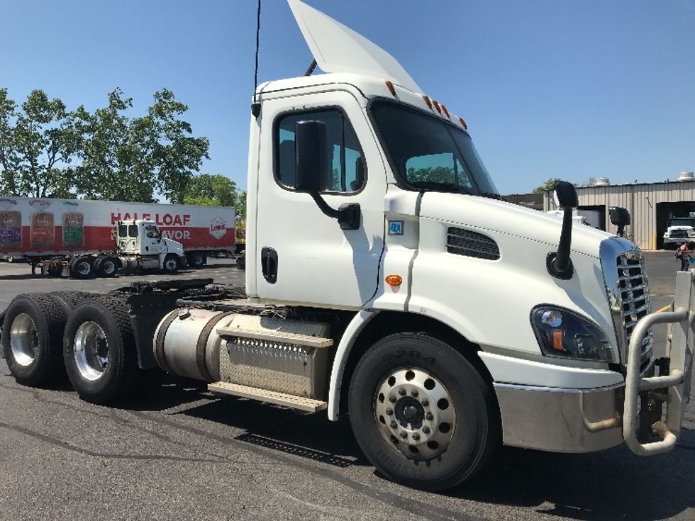 Day Cab Tractor-Heavy Duty Tractors-Freightliner-2015-Cascadia 11364ST-Sturtevant-WI-501,703 miles-$ 45,000