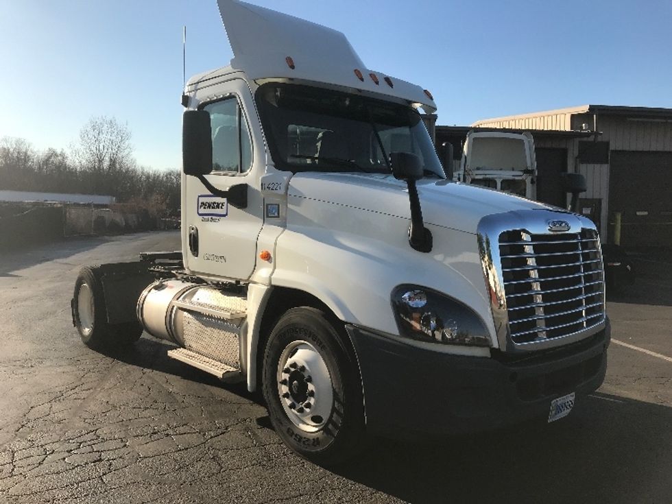 Day Cab Tractor-Heavy Duty Tractors-Freightliner-2015-Cascadia 12542ST-Chicopee-MA-457,796 miles-$ 38,500