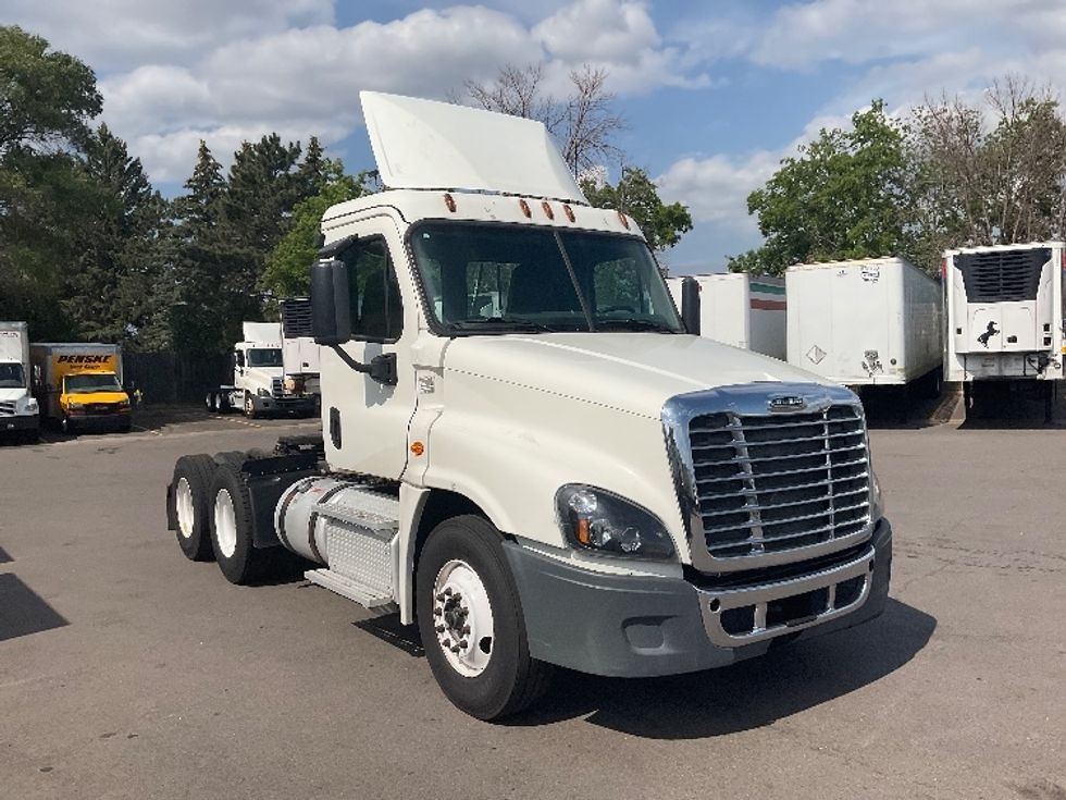 Day Cab Tractor-Heavy Duty Tractors-Freightliner-2015-Cascadia 12564ST-Brooklyn Park-MN-565,706 miles-$ 41,750
