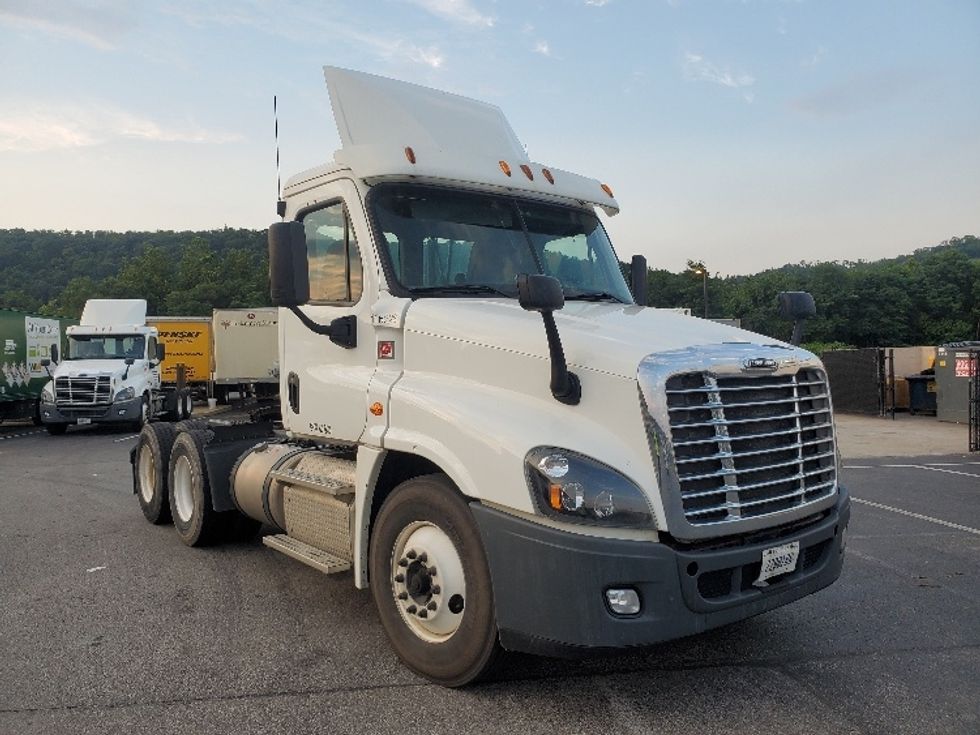 Day Cab Tractor-Heavy Duty Tractors-Freightliner-2015-Cascadia 12564ST-Charlotte-NC-588,617 miles-$ 43,250