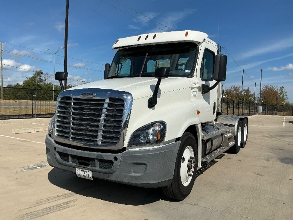 Day Cab Tractor-Heavy Duty Tractors-Freightliner-2015-Cascadia 12564ST-Dallas-TX-416,085\n\t\tmiles-$ 34,500 - Image 1