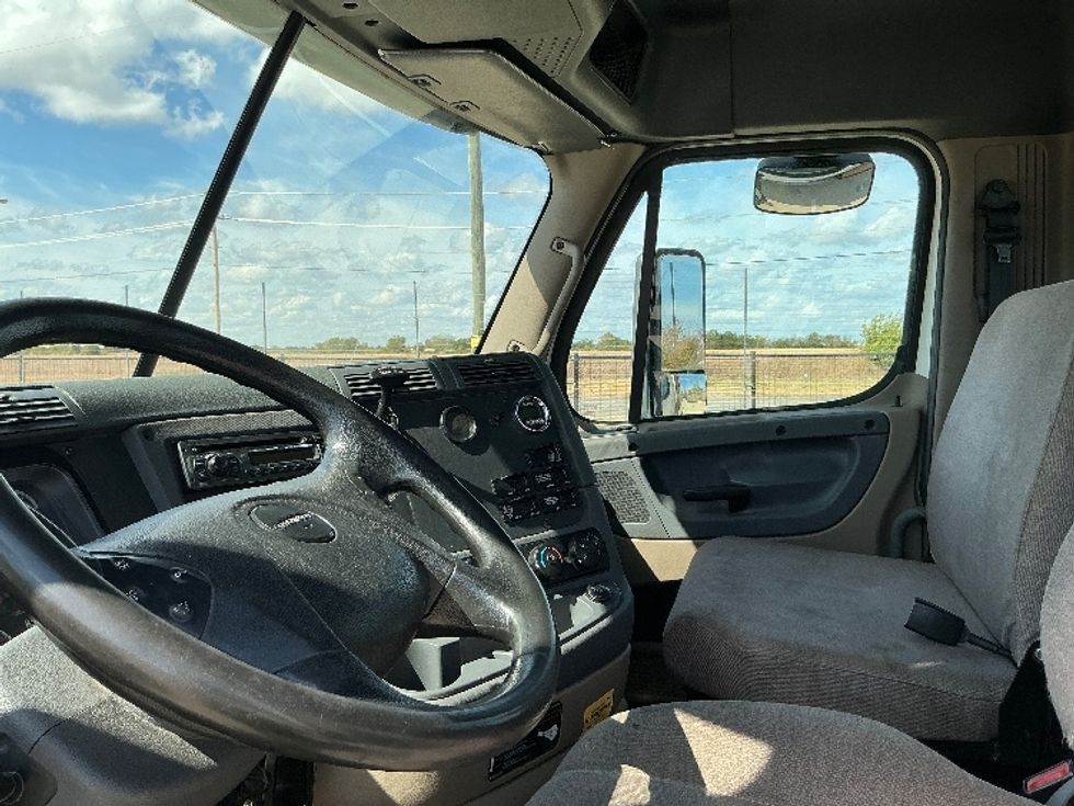 Day Cab Tractor-Heavy Duty Tractors-Freightliner-2015-Cascadia 12564ST-Dallas-TX-416,085\n\t\tmiles-$ 34,500 - Image 10