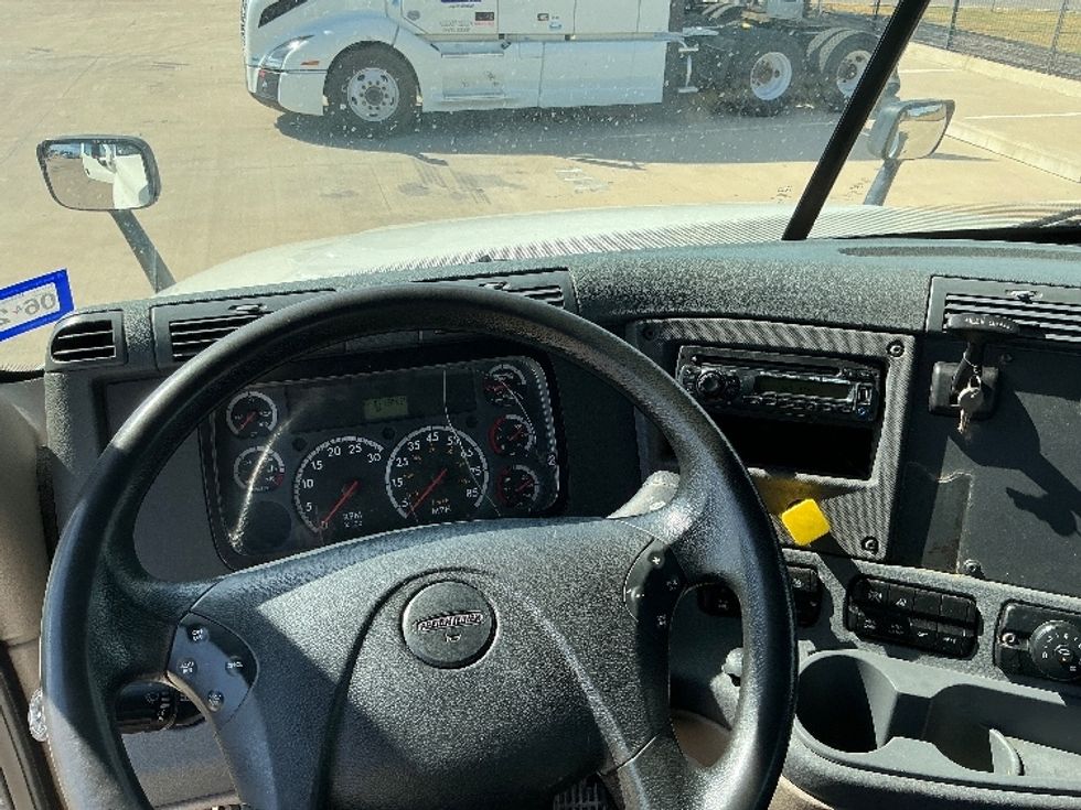 Day Cab Tractor-Heavy Duty Tractors-Freightliner-2015-Cascadia 12564ST-Dallas-TX-416,085\n\t\tmiles-$ 34,500 - Image 11