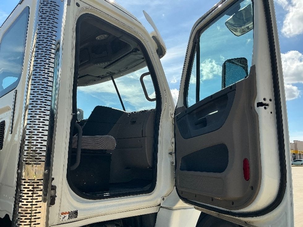 Day Cab Tractor-Heavy Duty Tractors-Freightliner-2015-Cascadia 12564ST-Dallas-TX-416,085\n\t\tmiles-$ 34,500 - Image 12