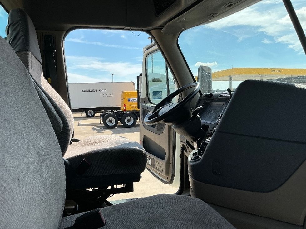 Day Cab Tractor-Heavy Duty Tractors-Freightliner-2015-Cascadia 12564ST-Dallas-TX-416,085\n\t\tmiles-$ 34,500 - Image 14
