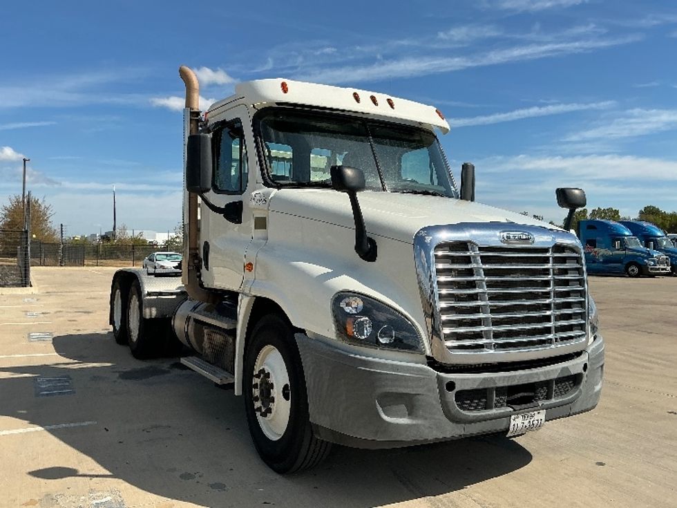 Day Cab Tractor-Heavy Duty Tractors-Freightliner-2015-Cascadia 12564ST-Dallas-TX-416,085\n\t\tmiles-$ 34,500 - Image 3