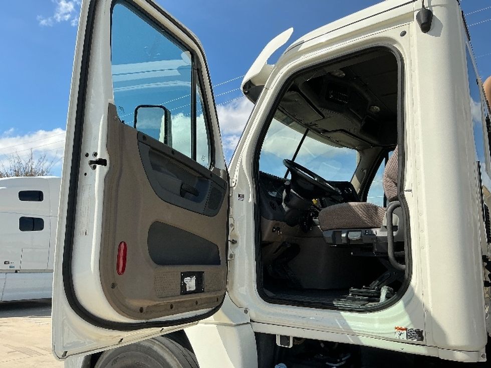 Day Cab Tractor-Heavy Duty Tractors-Freightliner-2015-Cascadia 12564ST-Dallas-TX-416,085\n\t\tmiles-$ 34,500 - Image 9