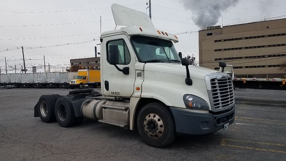 Day Cab Tractor-Heavy Duty Tractors-Freightliner-2015-Cascadia 12564ST-Elkhart-IN-423,697 miles-$ 50,750