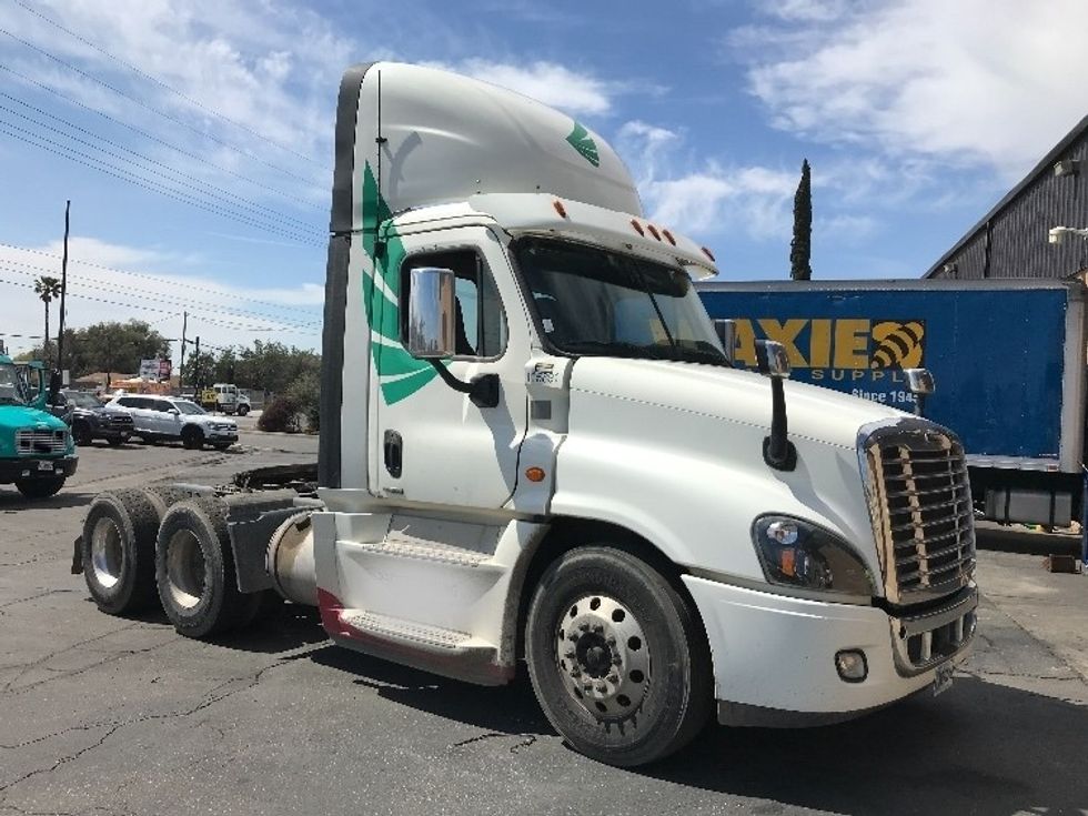 Day Cab Tractor-Heavy Duty Tractors-Freightliner-2015-Cascadia 12564ST-Gilroy-CA-269,674 miles-$ 75,750