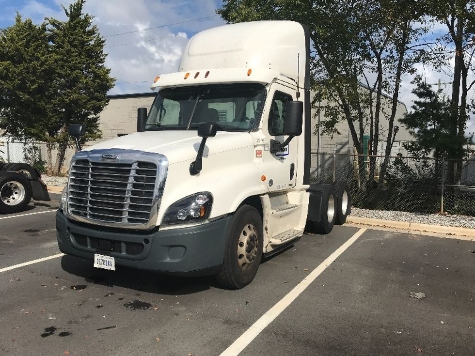 Day Cab Tractor-Heavy Duty Tractors-Freightliner-2015-Cascadia 12564ST-Greensboro-NC-586,757 miles-$ 55,250
