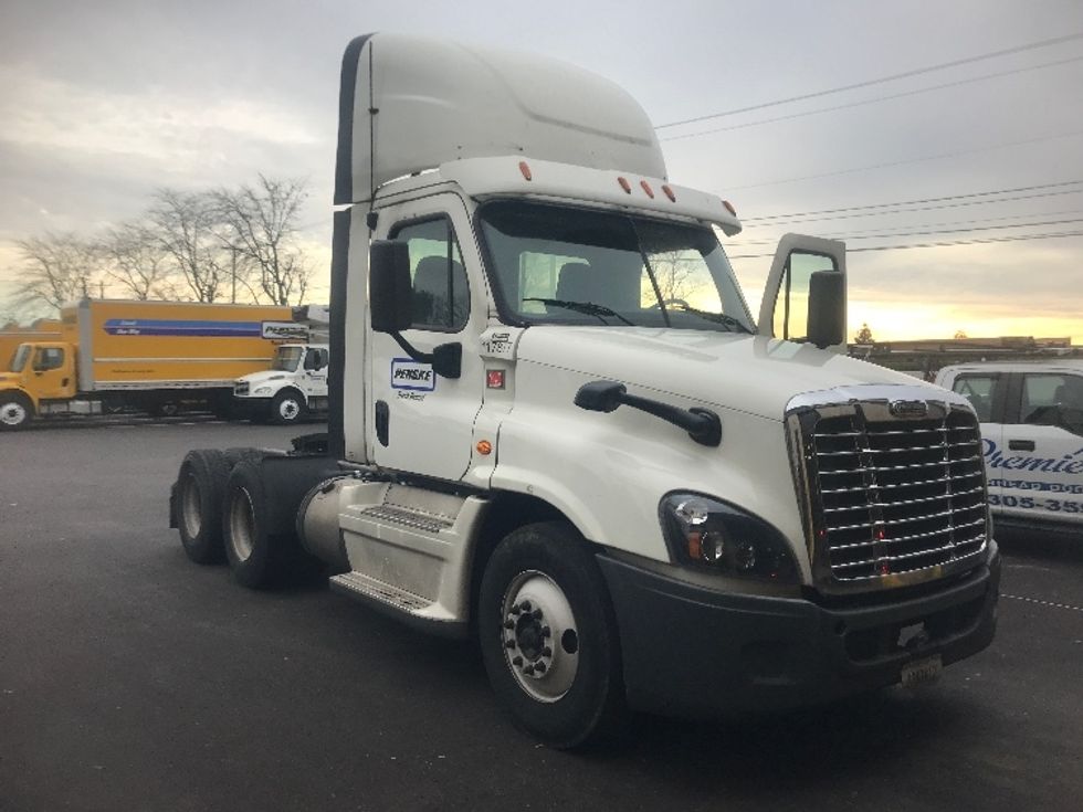 Day Cab Tractor-Heavy Duty Tractors-Freightliner-2015-Cascadia 12564ST-Indianapolis-IN-504,195 miles-$ 52,000