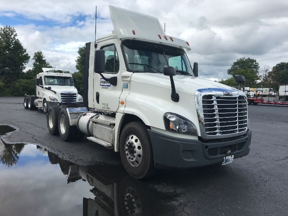 Day Cab Tractor-Heavy Duty Tractors-Freightliner-2015-Cascadia 12564ST-Jessup-PA-392,426 miles-$ 56,750