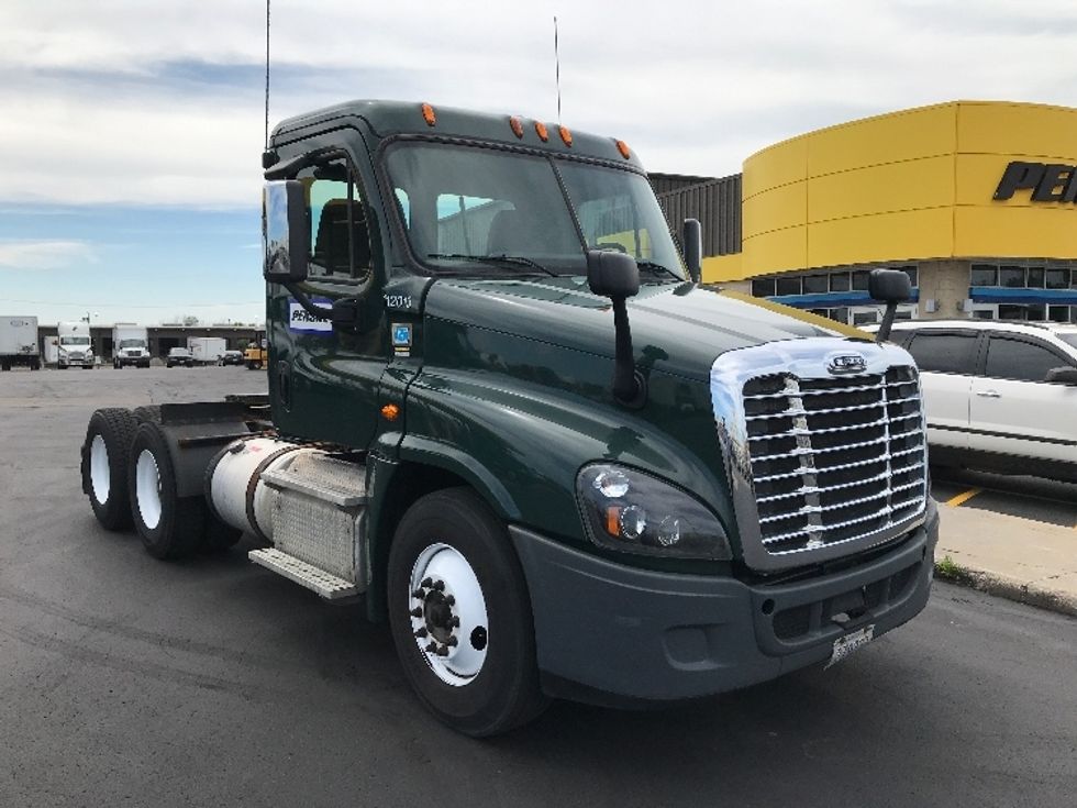 Day Cab Tractor-Heavy Duty Tractors-Freightliner-2015-Cascadia 12564ST-Milwaukee-WI-459,456 miles-$ 46,750