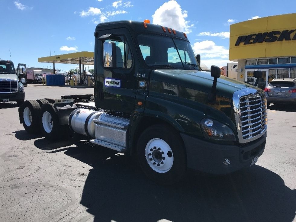 Day Cab Tractor-Heavy Duty Tractors-Freightliner-2015-Cascadia 12564ST-Milwaukee-WI-492,239 miles-$ 45,500