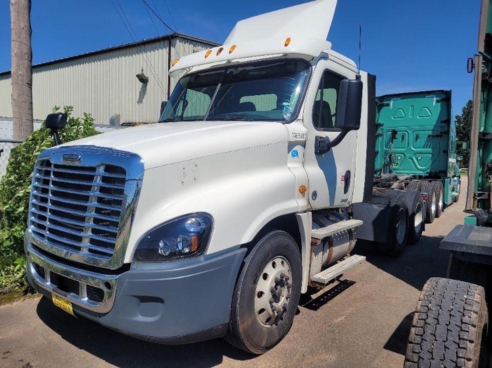 Day Cab Tractor-Heavy Duty Tractors-Freightliner-2015-Cascadia 12564ST-Moncton-NB-696,692 km-$ 20,000
