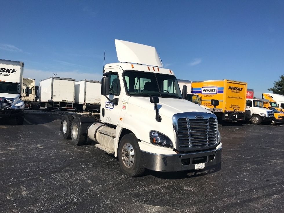 Day Cab Tractor-Heavy Duty Tractors-Freightliner-2015-Cascadia 12564ST-Perrysburg-OH-566,759 miles-$ 44,250