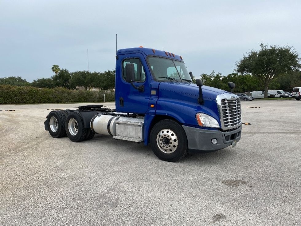Day Cab Tractor-Heavy Duty Tractors-Freightliner-2015-Cascadia 12564ST-Tampa-FL-426,528 miles-$ 54,000