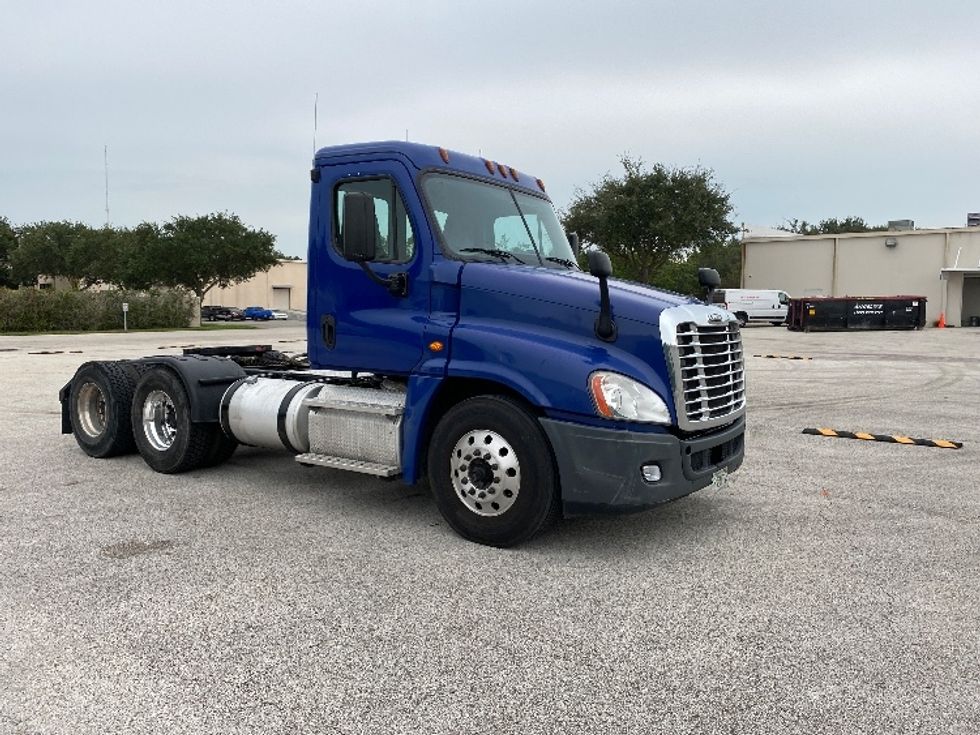 Day Cab Tractor-Heavy Duty Tractors-Freightliner-2015-Cascadia 12564ST-Tampa-FL-465,034 miles-$ 52,250