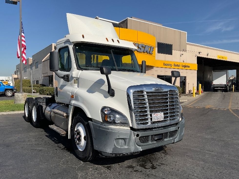 Day Cab Tractor-Heavy Duty Tractors-Freightliner-2015-Cascadia 12564ST-Torrance-CA-363,254\n\t\tmiles-$ 35,000 - Image 1