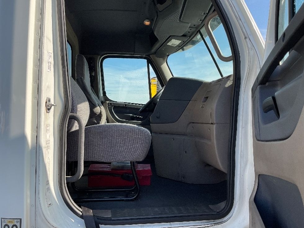 Day Cab Tractor-Heavy Duty Tractors-Freightliner-2015-Cascadia 12564ST-Torrance-CA-363,254\n\t\tmiles-$ 35,000 - Image 12