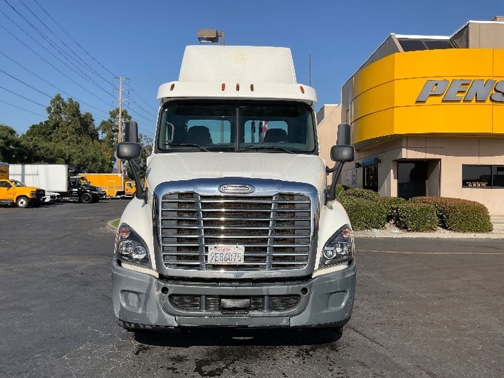 Day Cab Tractor-Heavy Duty Tractors-Freightliner-2015-Cascadia 12564ST-Torrance-CA-363,254\n\t\tmiles-$ 35,000 - Image 2
