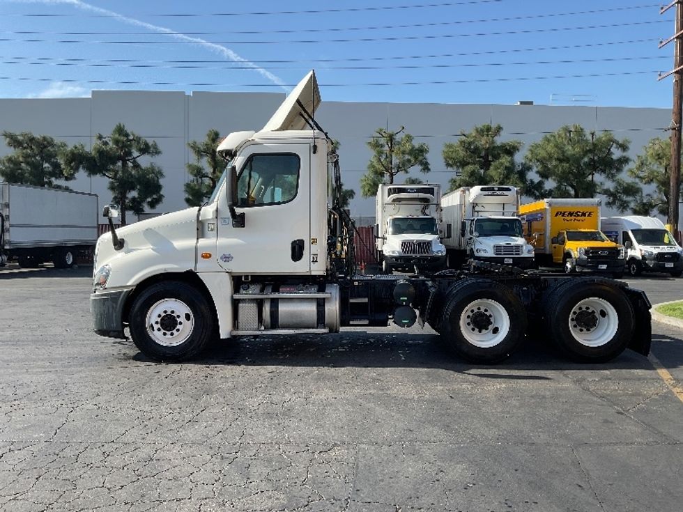 Day Cab Tractor-Heavy Duty Tractors-Freightliner-2015-Cascadia 12564ST-Torrance-CA-363,254\n\t\tmiles-$ 35,000 - Image 4