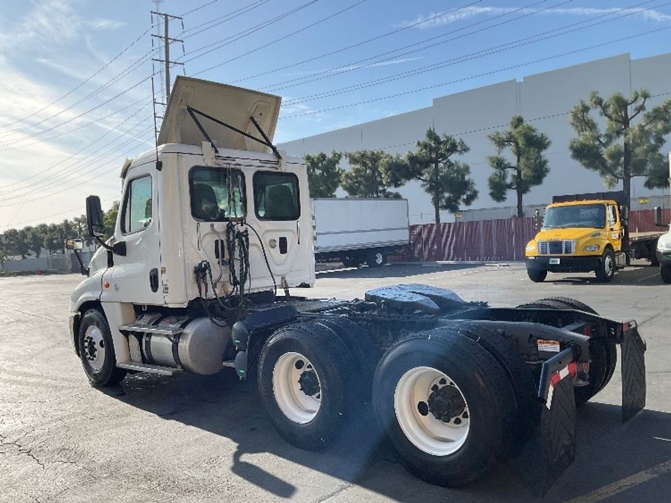 Day Cab Tractor-Heavy Duty Tractors-Freightliner-2015-Cascadia 12564ST-Torrance-CA-363,254\n\t\tmiles-$ 35,000 - Image 5
