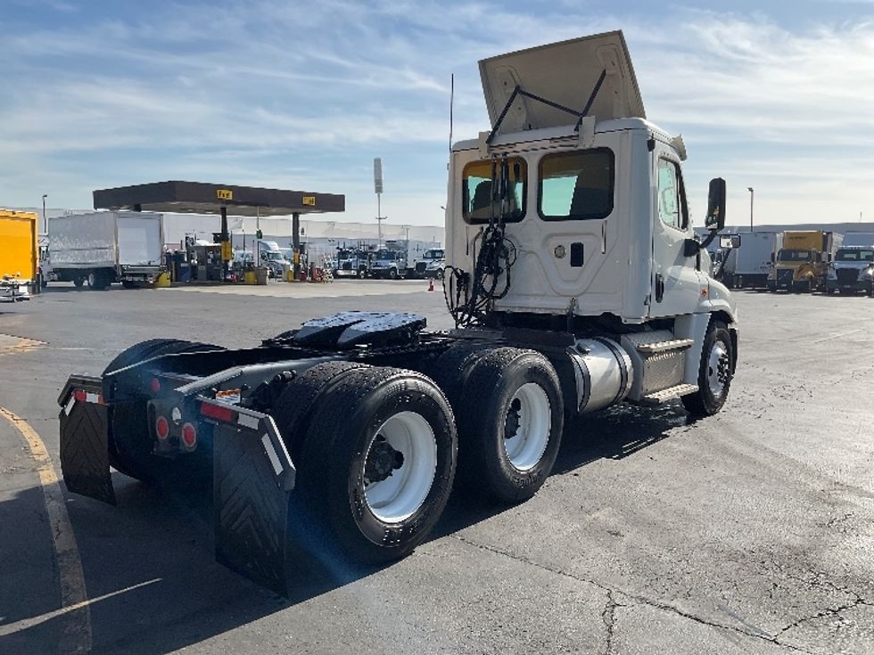 Day Cab Tractor-Heavy Duty Tractors-Freightliner-2015-Cascadia 12564ST-Torrance-CA-363,254\n\t\tmiles-$ 35,000 - Image 7