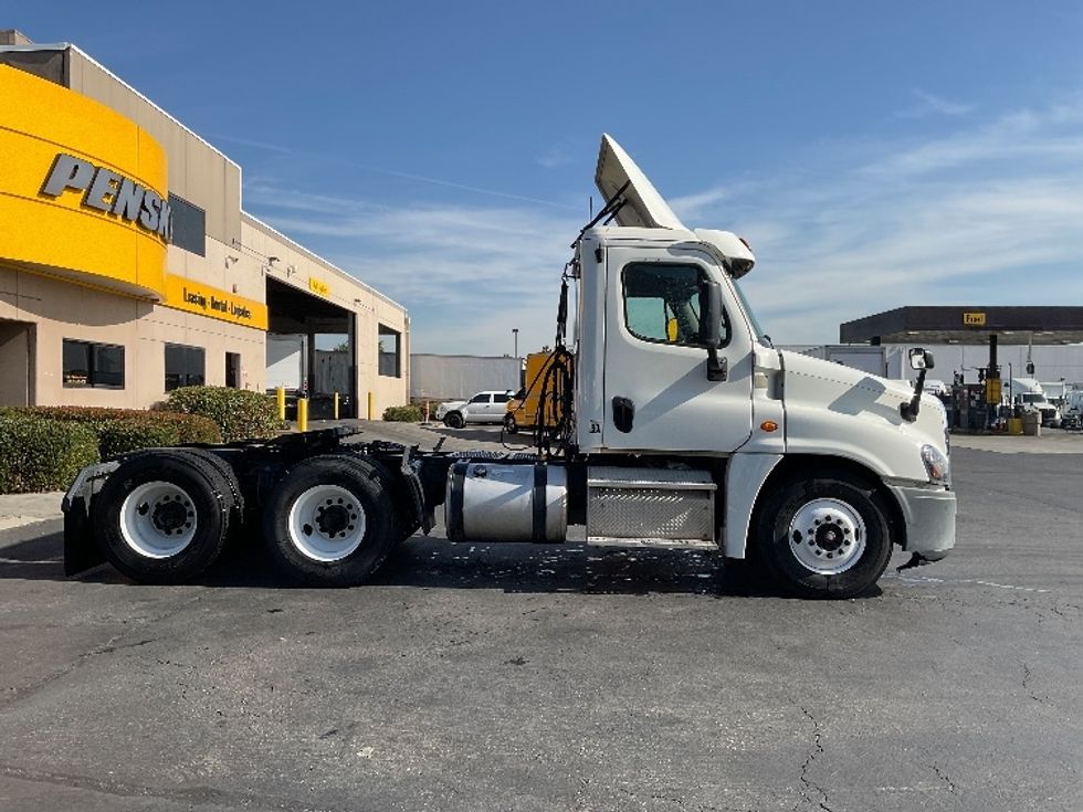 Day Cab Tractor-Heavy Duty Tractors-Freightliner-2015-Cascadia 12564ST-Torrance-CA-363,254\n\t\tmiles-$ 35,000 - Image 8